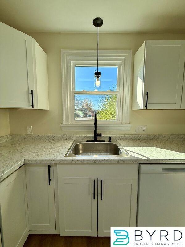 5305 Lochaven Ave - Photo 6 of 24