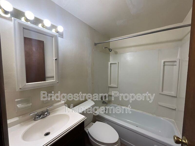 413 Briarwood Ave #4 - Photo 6 of 6