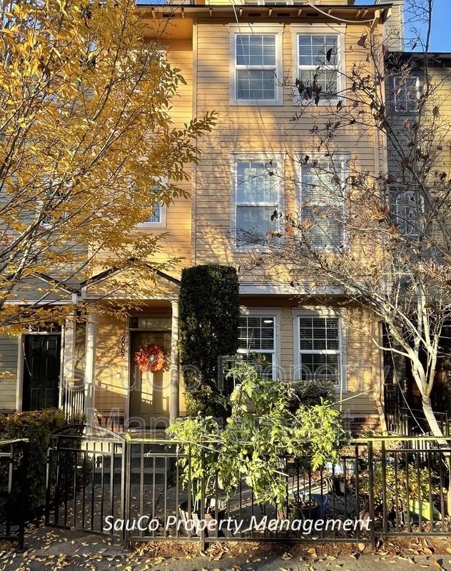 6007 Northeast Alder Street