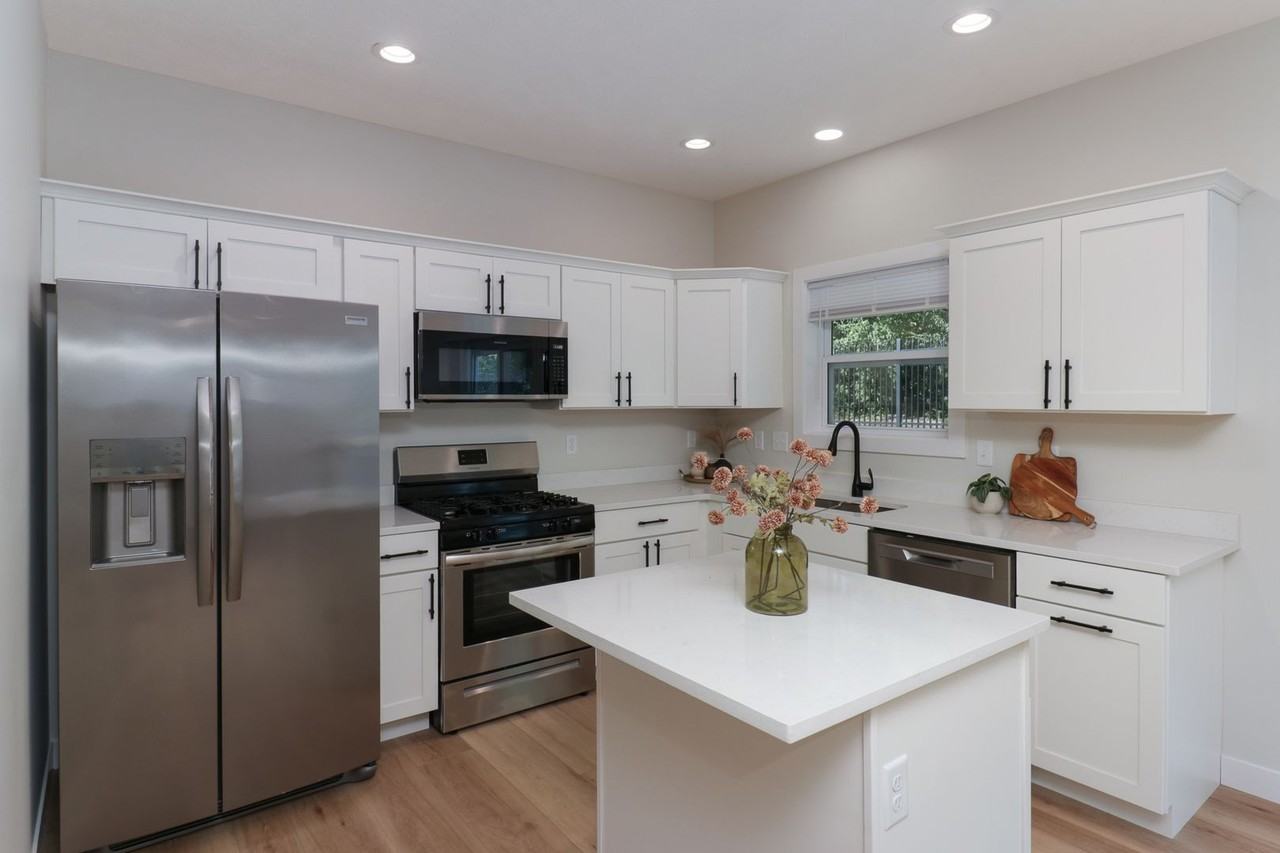 3917 Shasta Drive - Photo 3 of 25