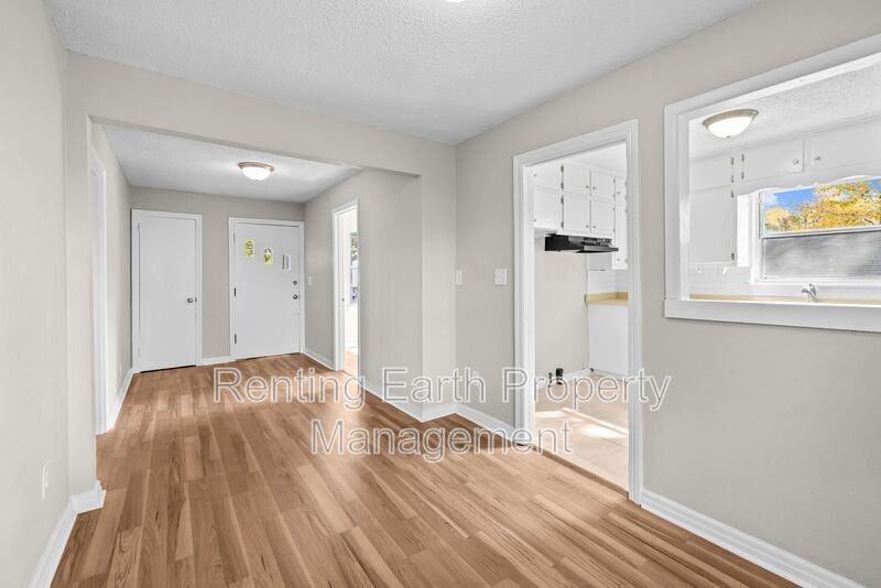 7404 Paris Ave - Photo 5 of 17