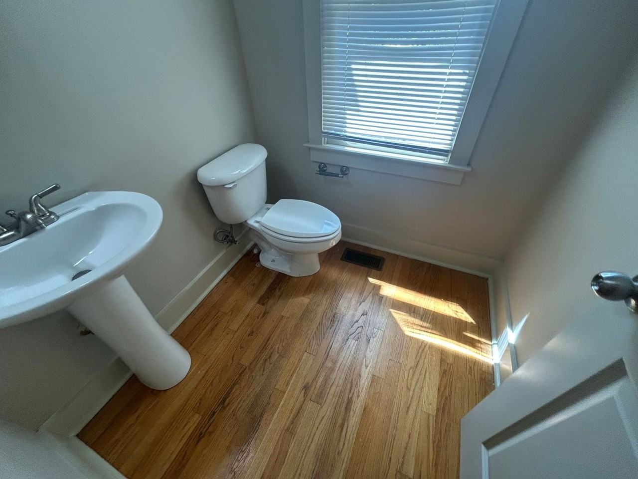 460 Athens Ave - Photo 5 of 9