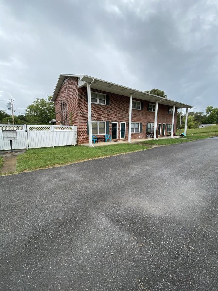 Bob White Manor - Photo 2 of 7