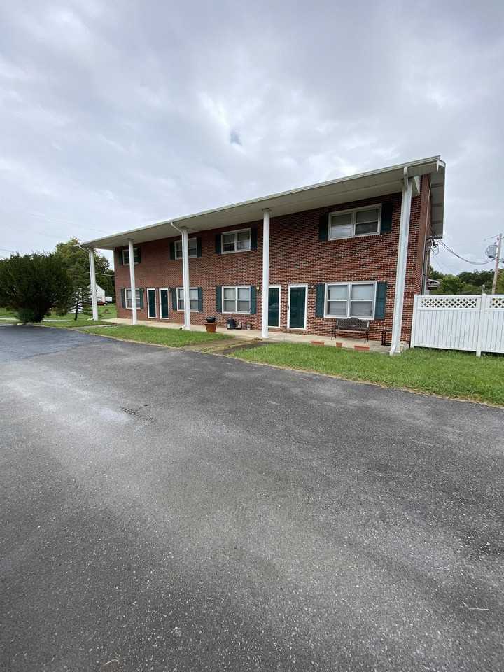 Bob White Manor - Photo 3 of 7