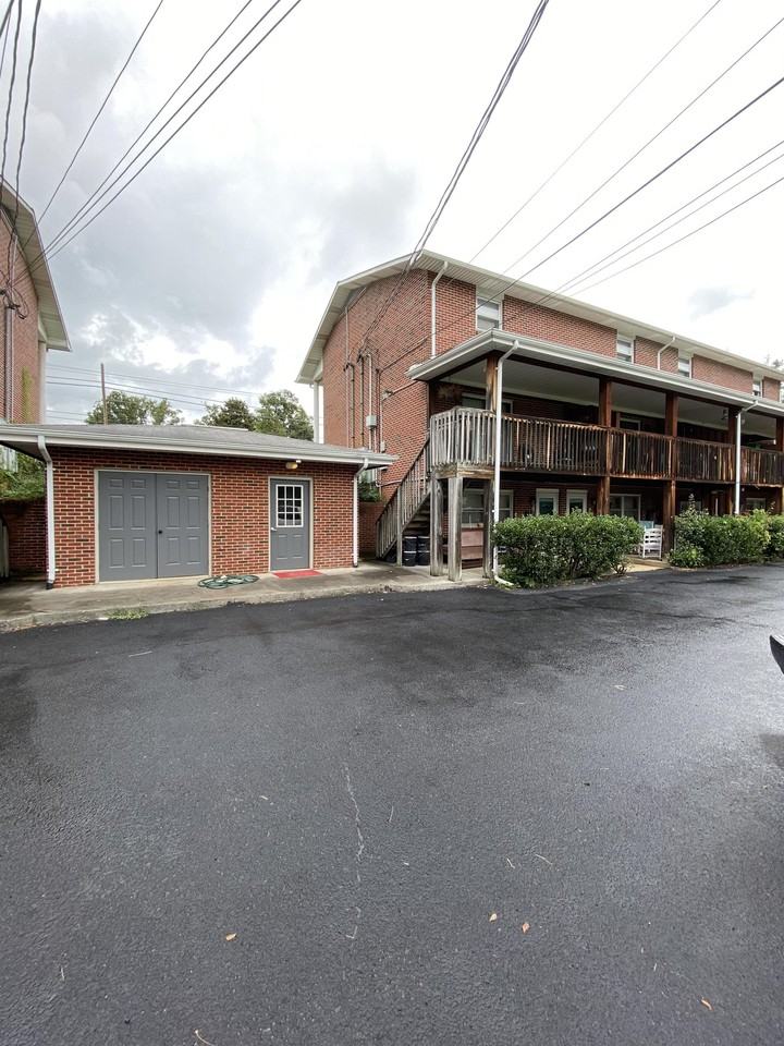 Bob White Manor - Photo 6 of 7