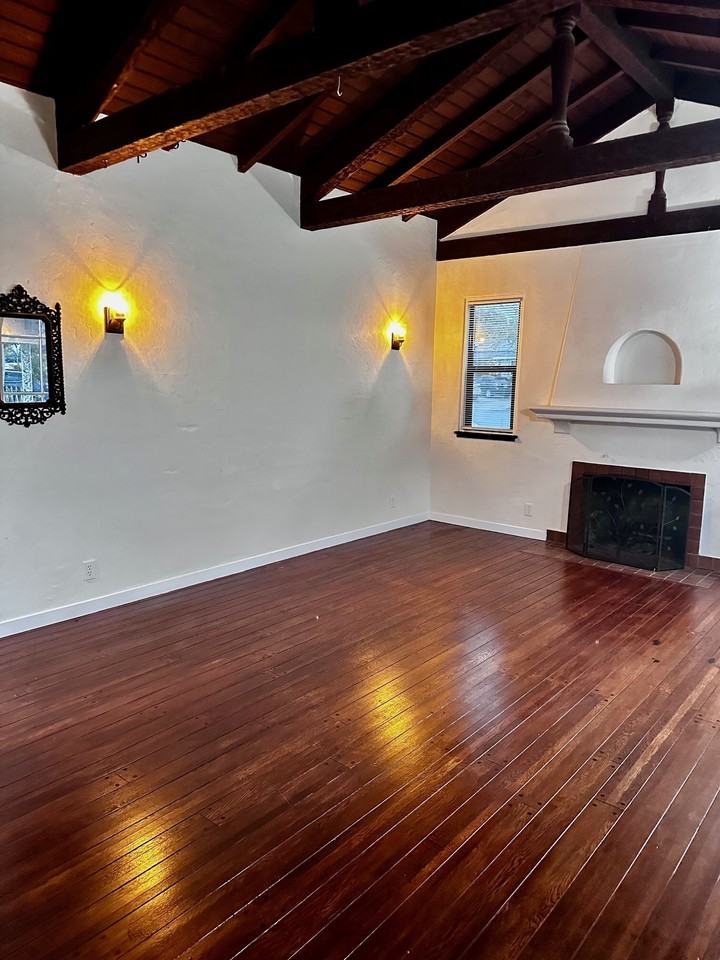 3195 Pine Avenue - Photo 4 of 50