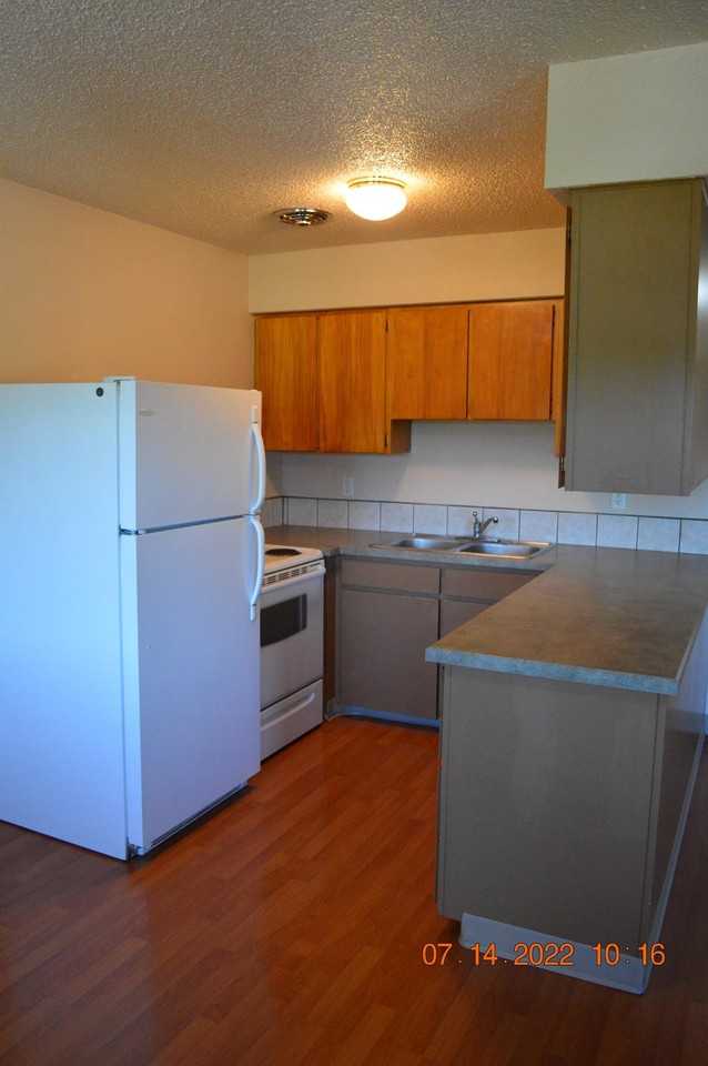 725 Northwest Pine Street - Photo 2 of 18