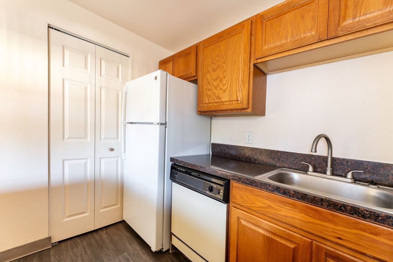 Manchester Square Apartments - Photo 6 of 18