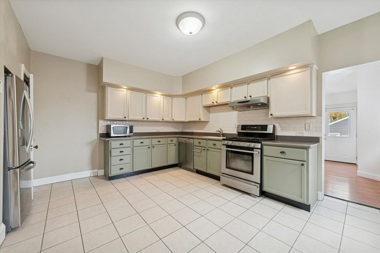 326 Dean St - Photo 6 of 39