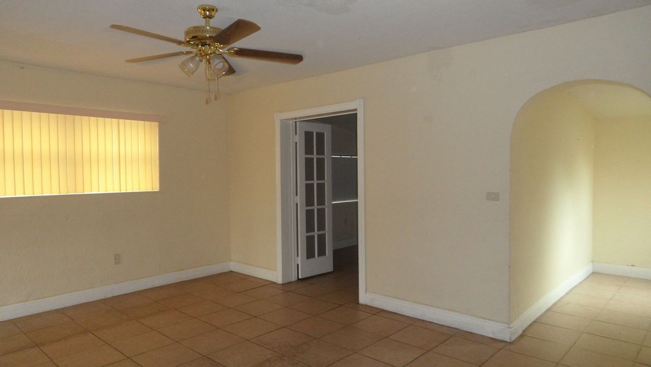 700 N 70th Ave - Photo 3 of 20