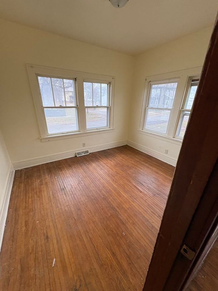 740 Grant Avenue - Photo 3 of 9