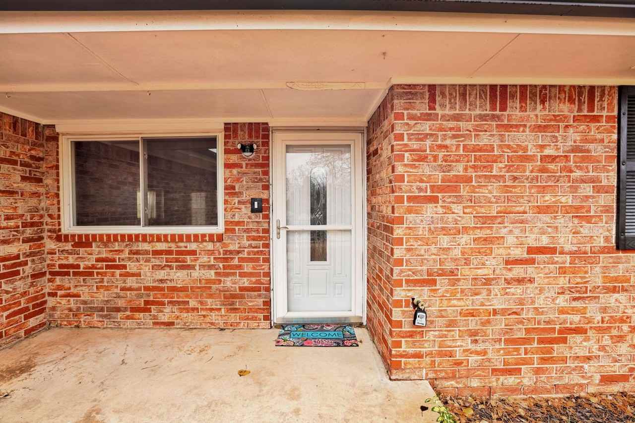 314 N Lakeside Ter - Photo 4 of 47