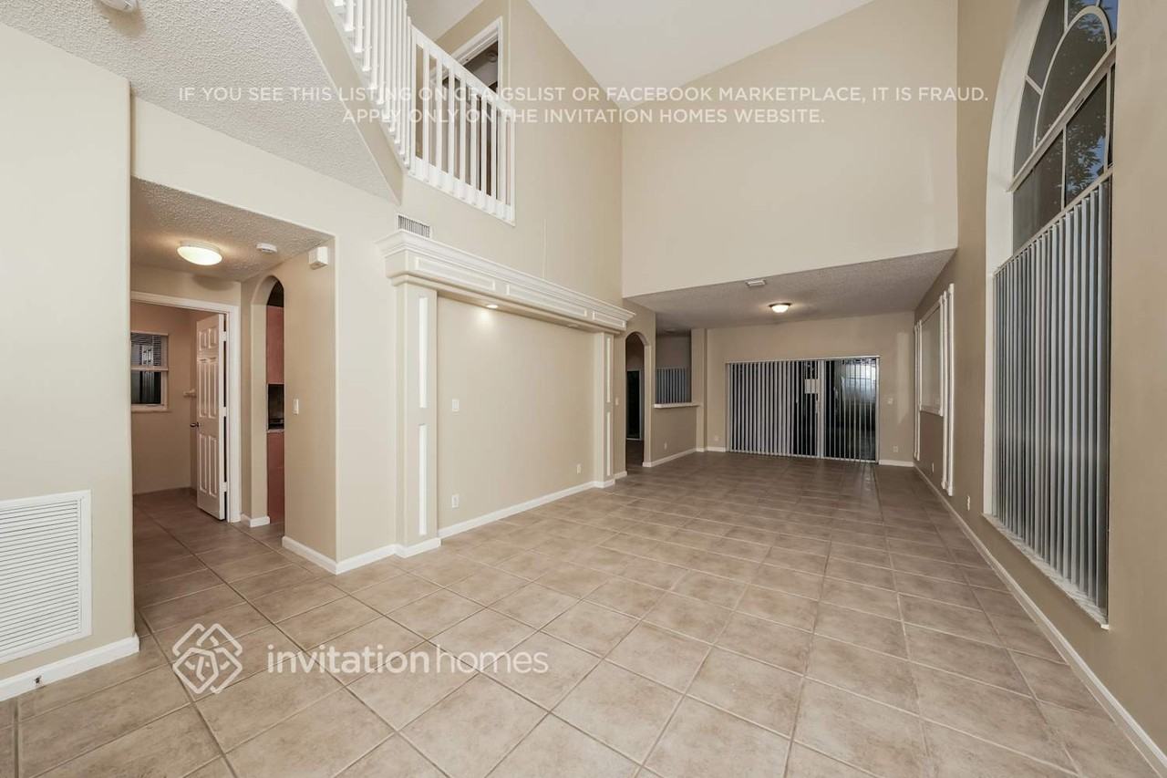 7640 Colony Palm Dr - Photo 4 of 18