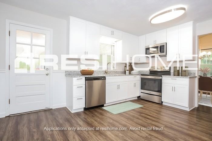 4964 Pebblebrook Dr - Photo 3 of 18