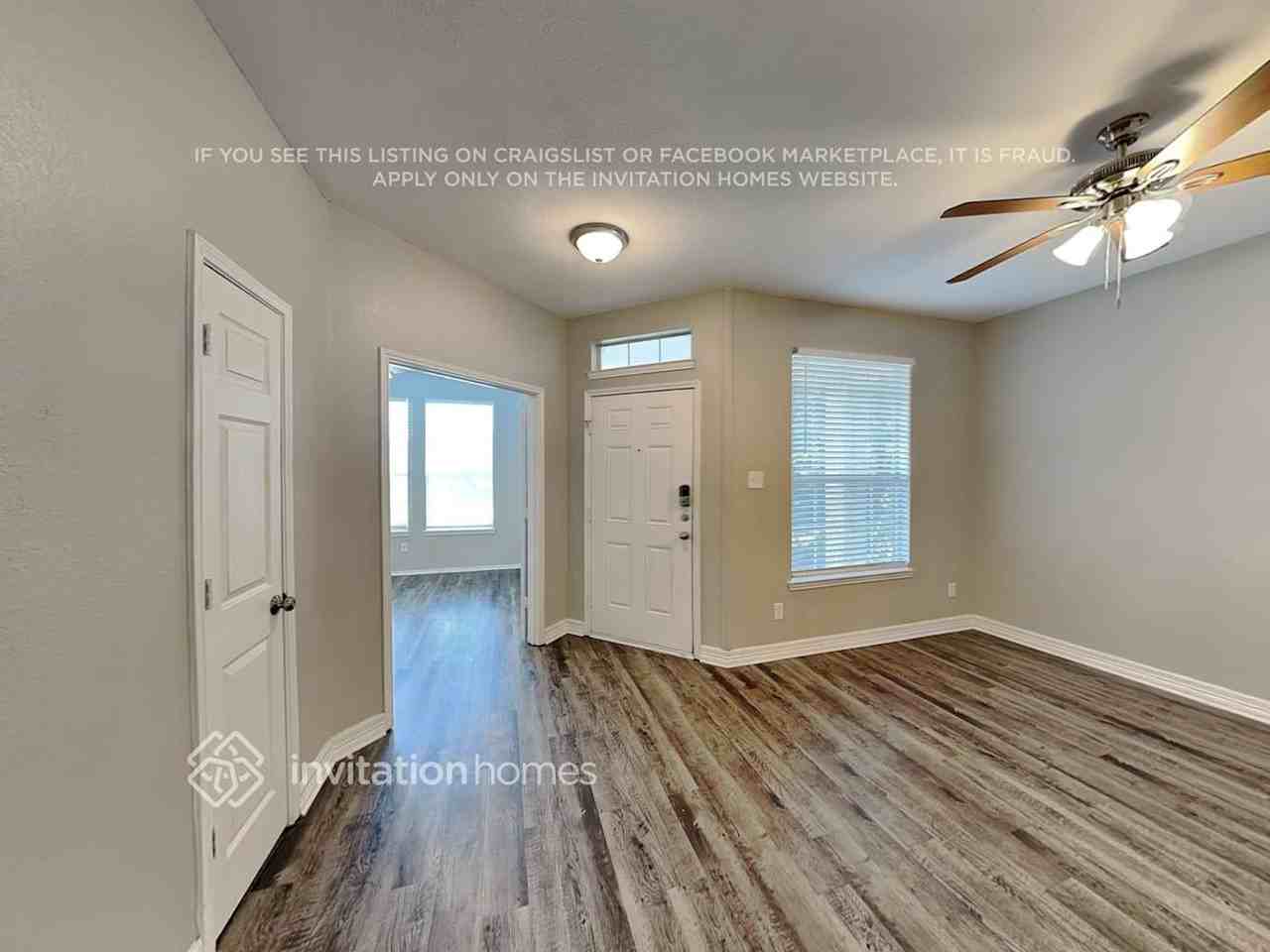 1060 Pullman Dr - Photo 3 of 21