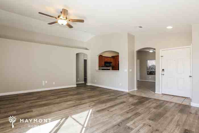 1906 S Valley Dr - Photo 4 of 12