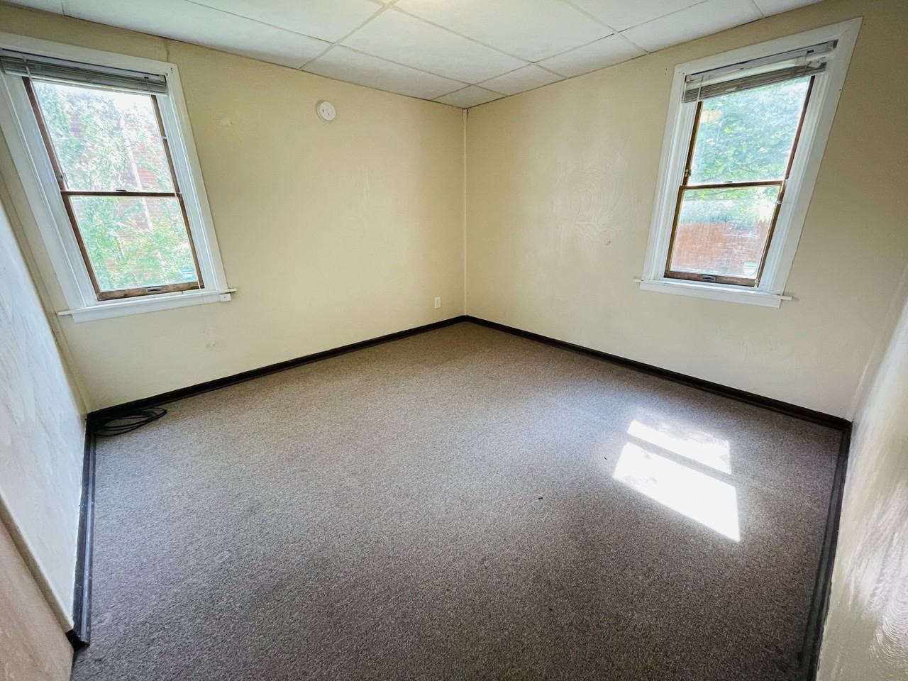 335 Hemlock Dr - Photo 3 of 4