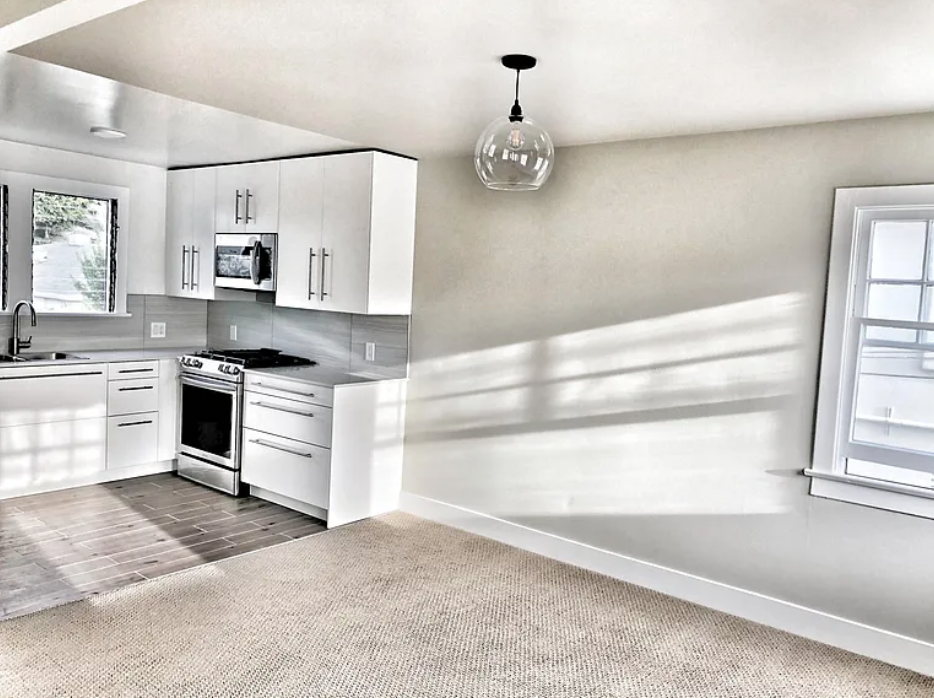 942 20th St #B - Photo 3 of 9