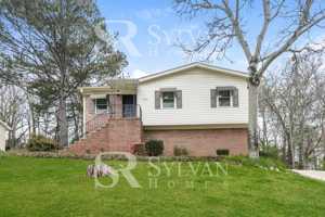 featured image of 2832 Creek Ln Ne