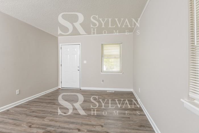 2832 Creek Ln Ne - Photo 3 of 15