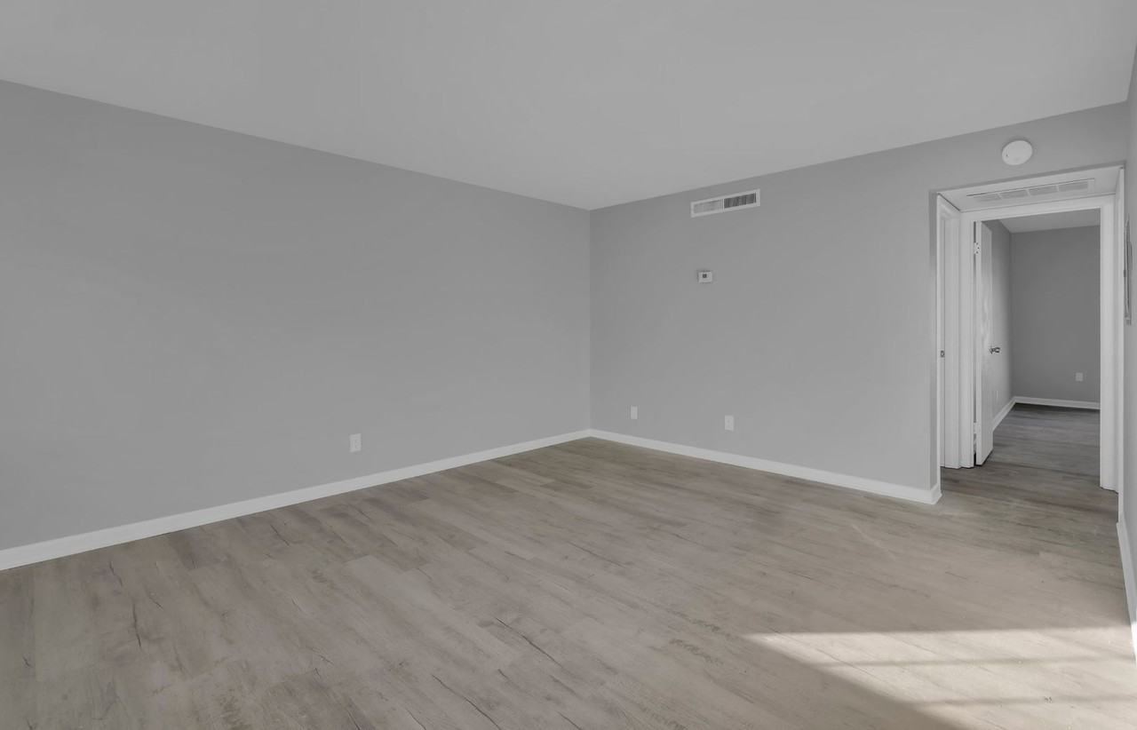 Chateau Royale Apartments - Photo 2 of 11