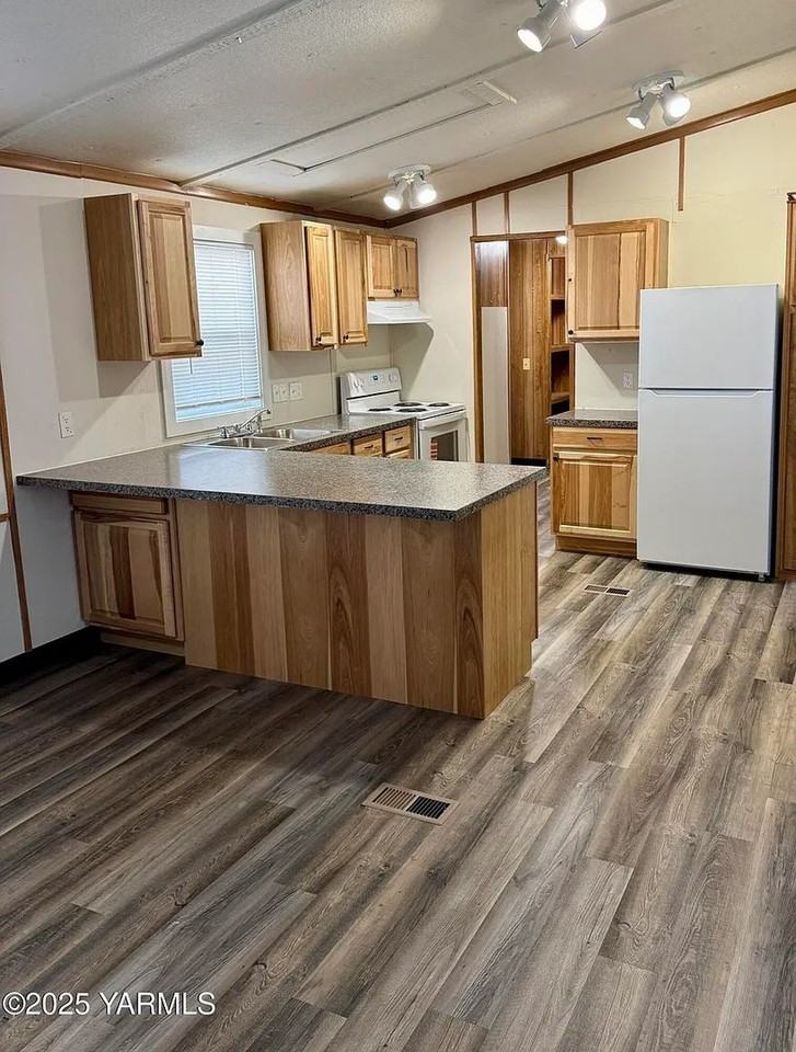 Naches Mobile Court - Photo 4 of 35