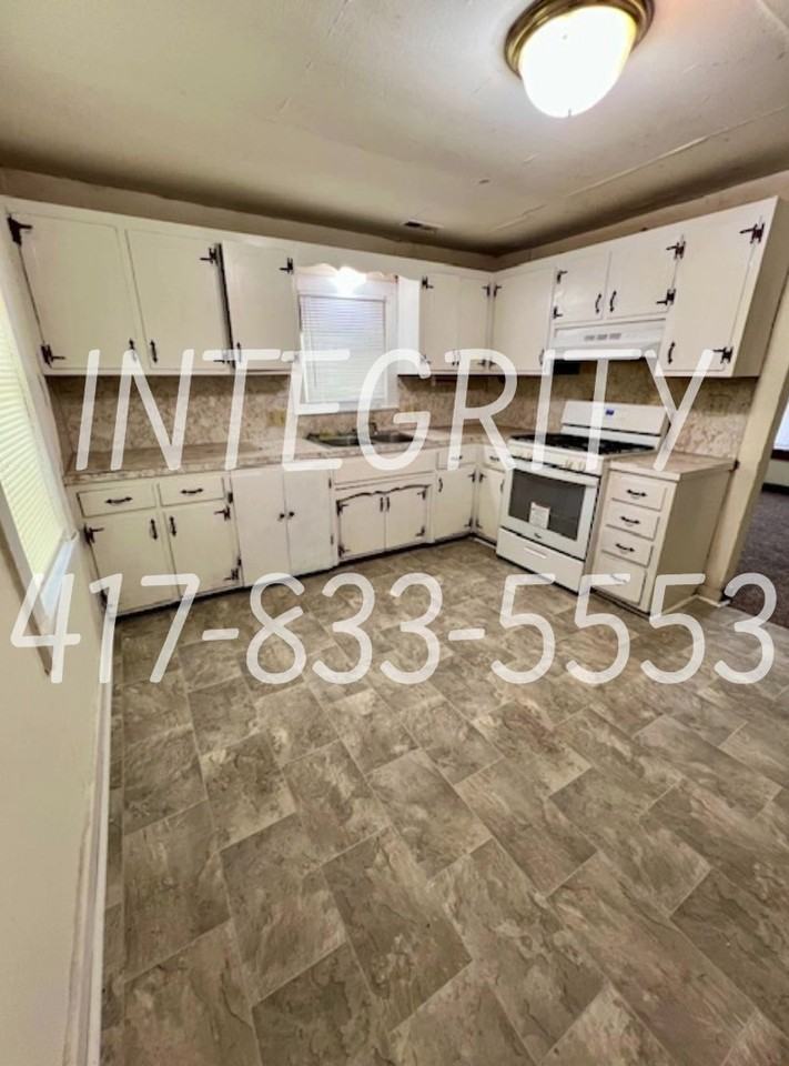 1631 East 8th Street North - Photo 4 of 8