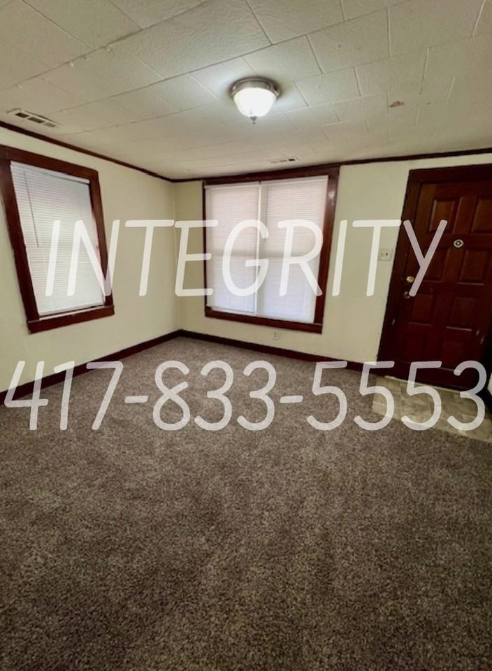 1631 East 8th Street North - Photo 2 of 8