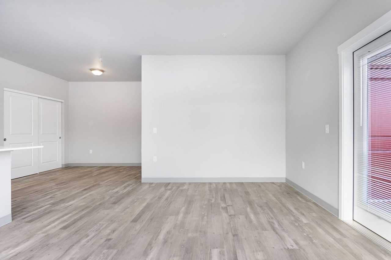 2125 - Creekside Crossing - Photo 5 of 36