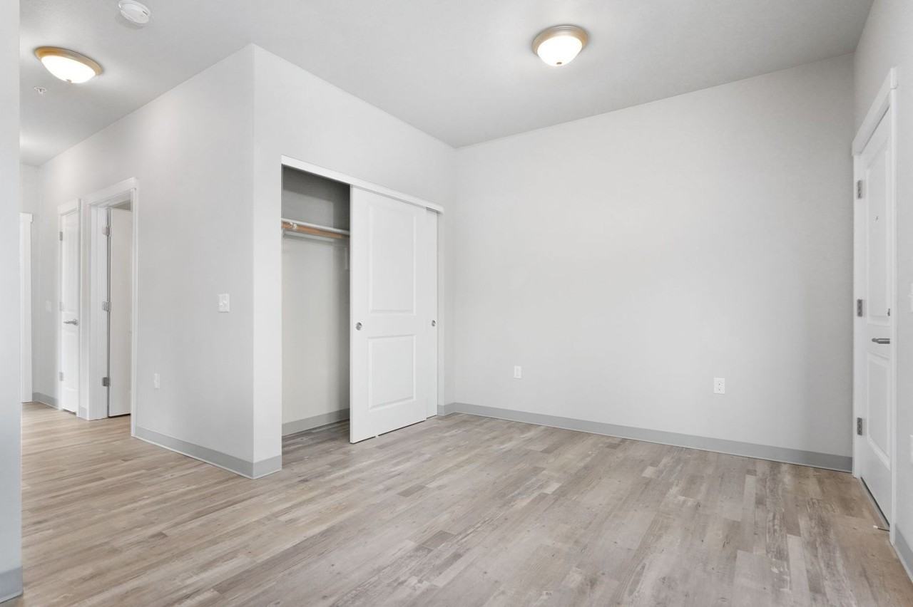 2125 - Creekside Crossing - Photo 6 of 36