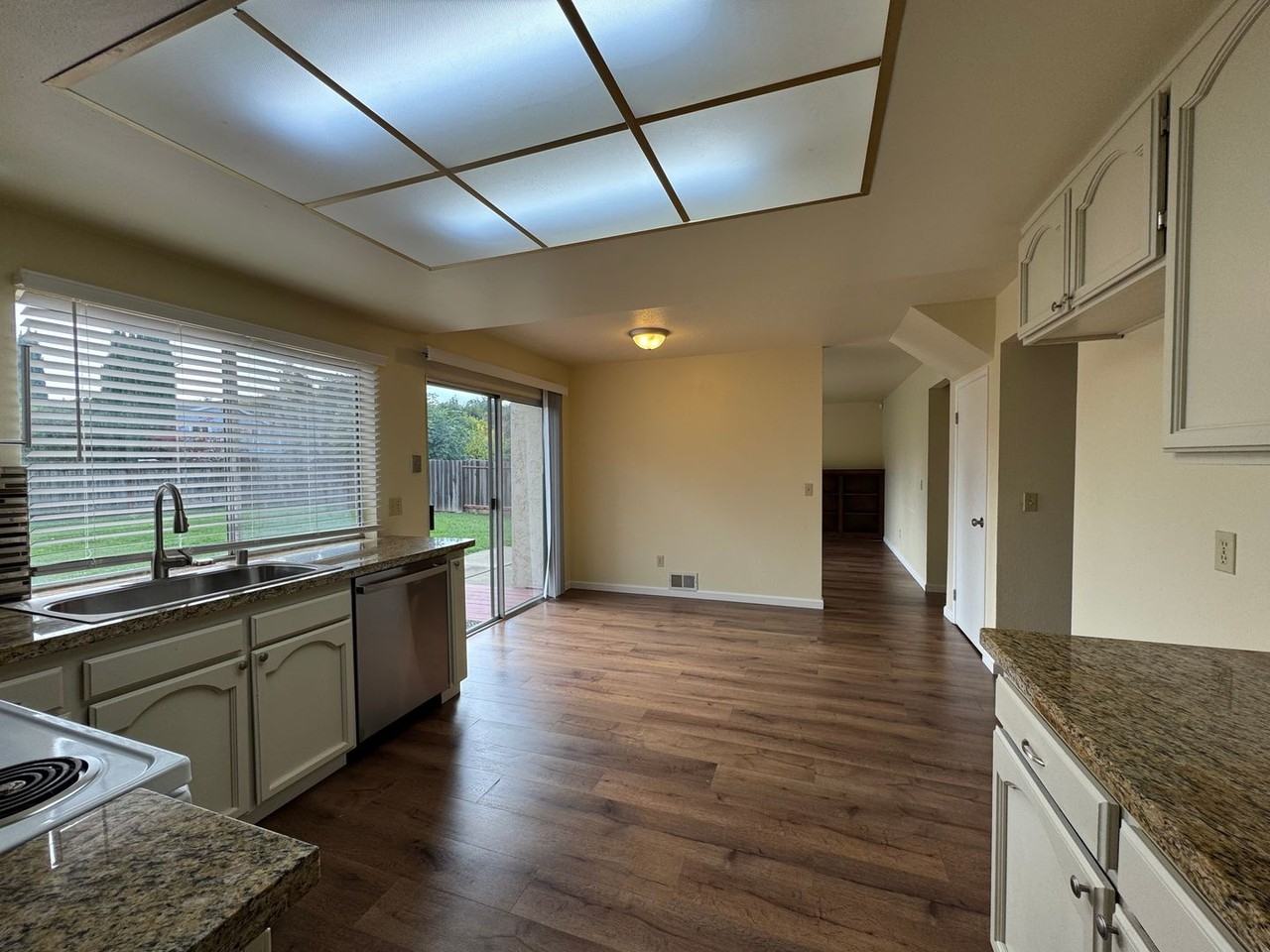 3445 Quincey Ln - Photo 4 of 31