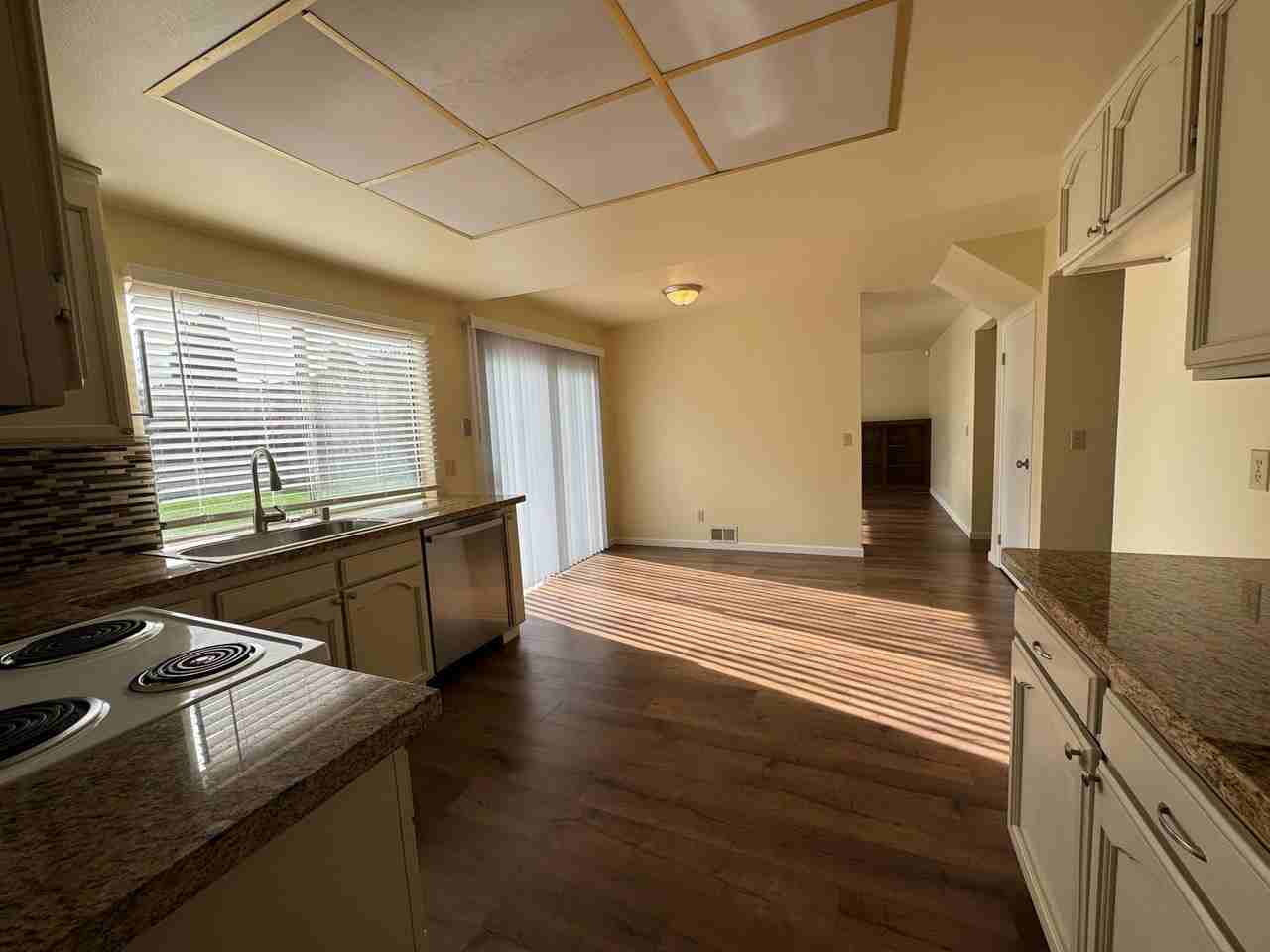 3445 Quincey Ln - Photo 5 of 31