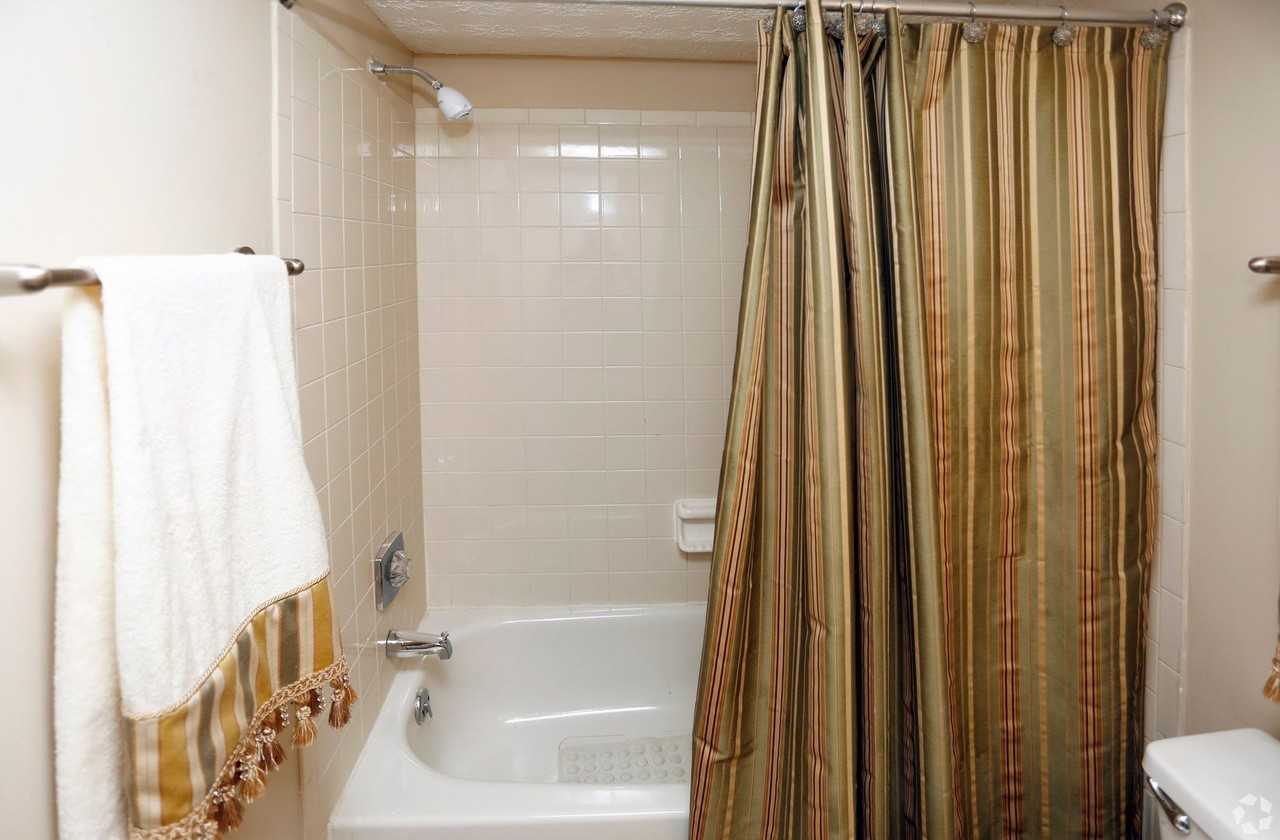 English Village Apartments - Photo 4 of 23