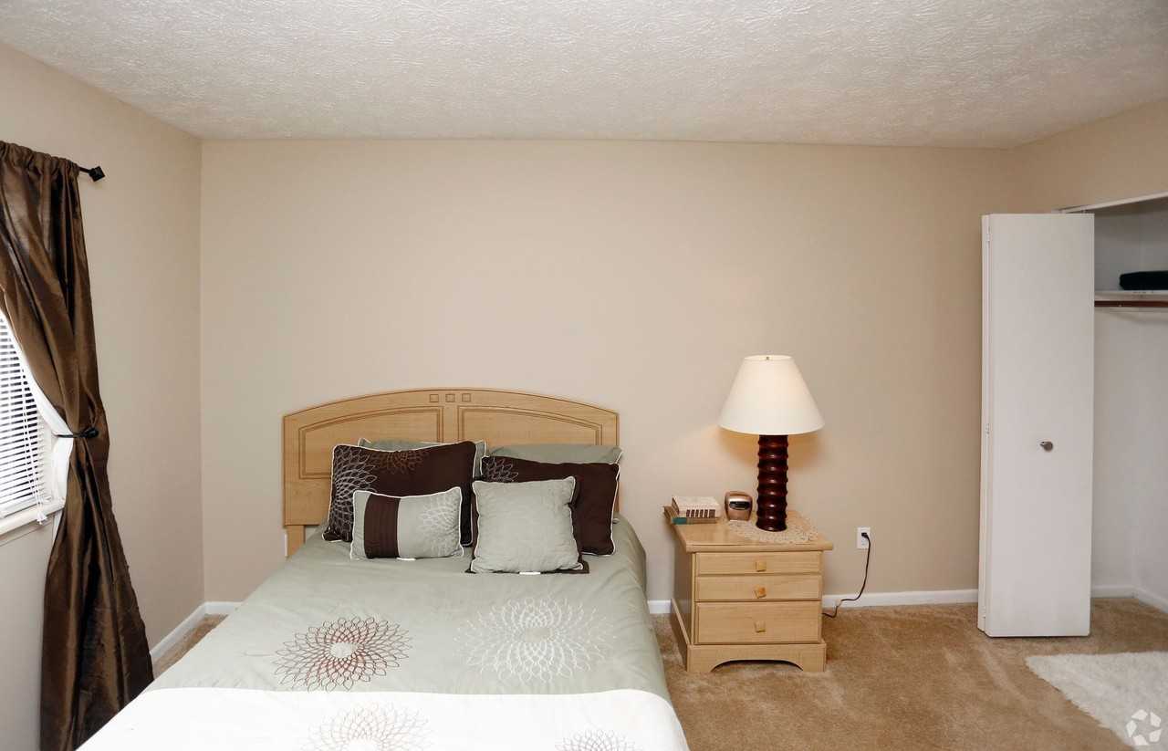 English Village Apartments - Photo 6 of 23