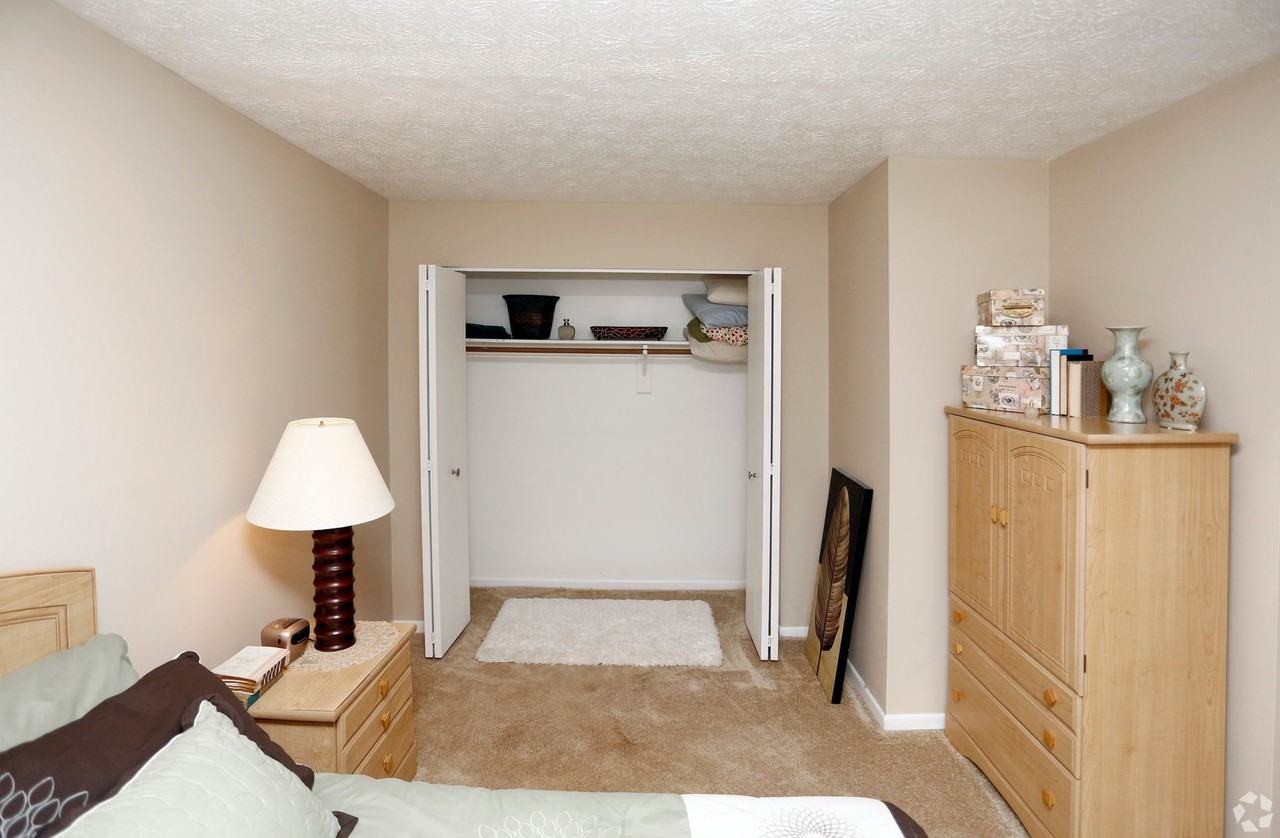 English Village Apartments - Photo 4 of 23