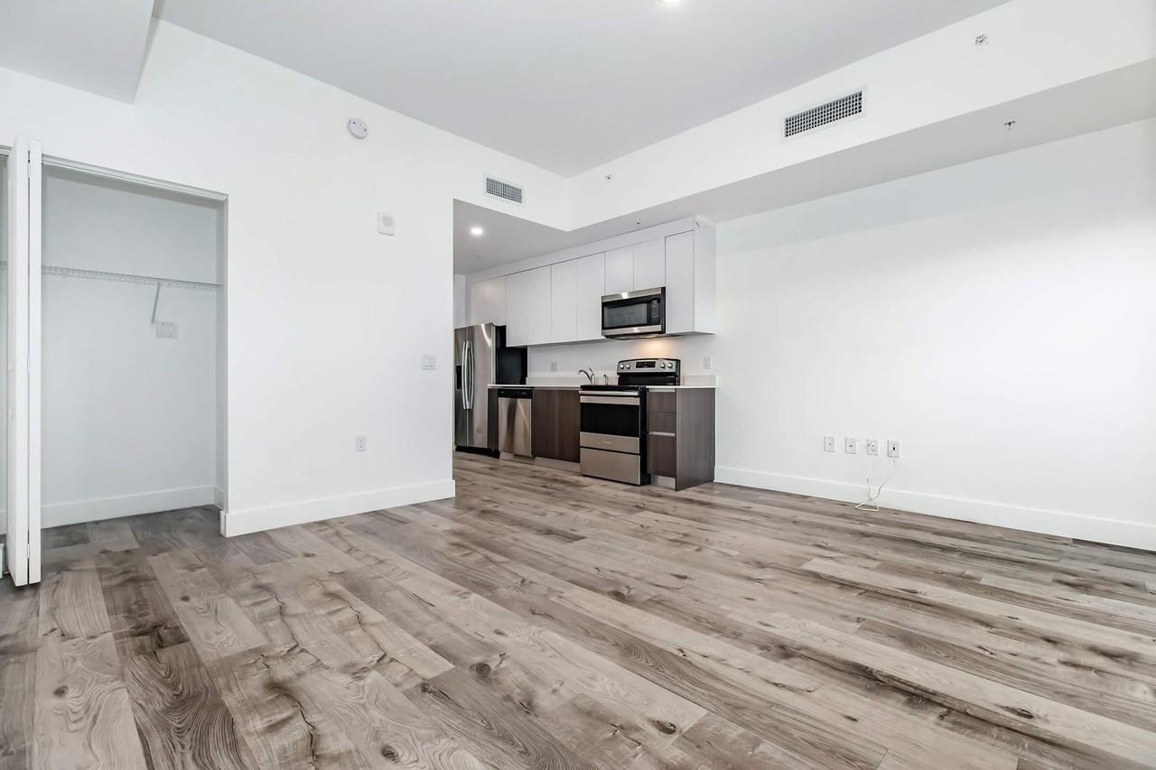 East River Living Apartments - Photo 3 of 29