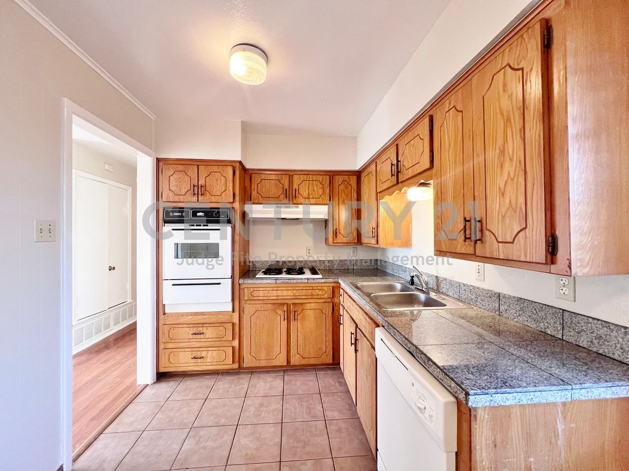 110 Campbell St - Photo 5 of 11