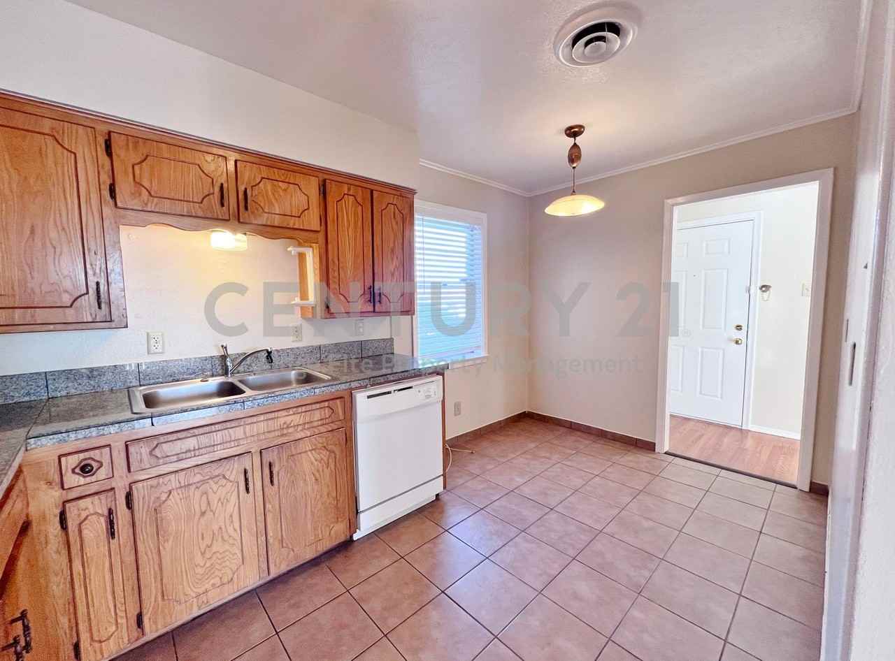 110 Campbell St - Photo 6 of 11