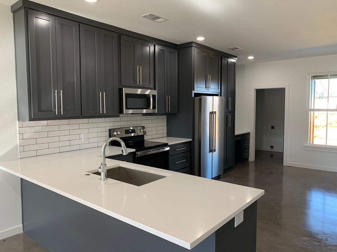 113 North Van Buren Avenue - Photo 2 of 12