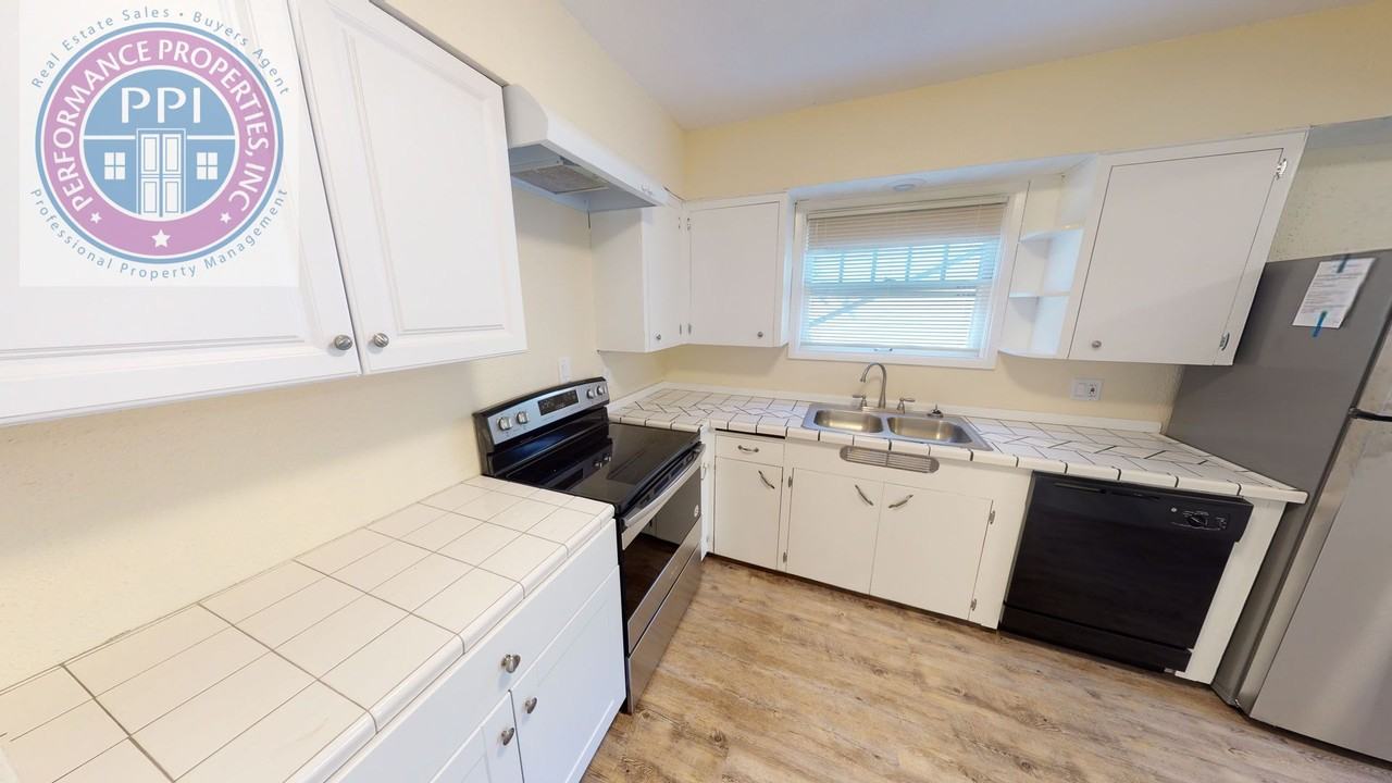 21 Ladd St - Photo 7 of 25