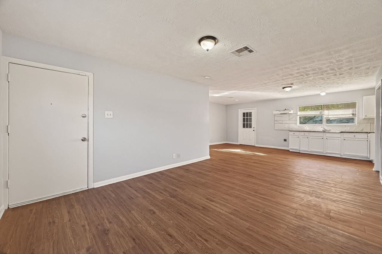 6058 Glenhurst Dr - Photo 2 of 24