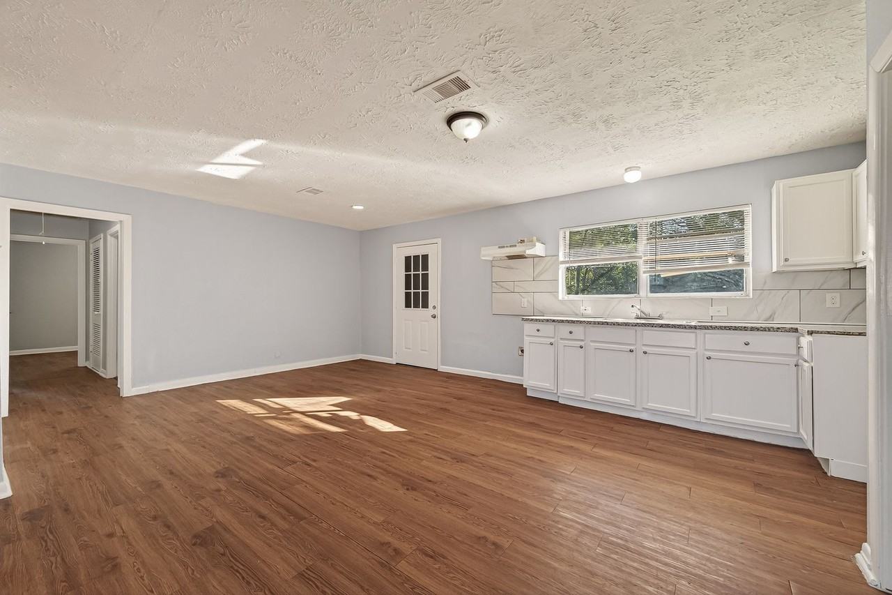 6058 Glenhurst Dr - Photo 3 of 24