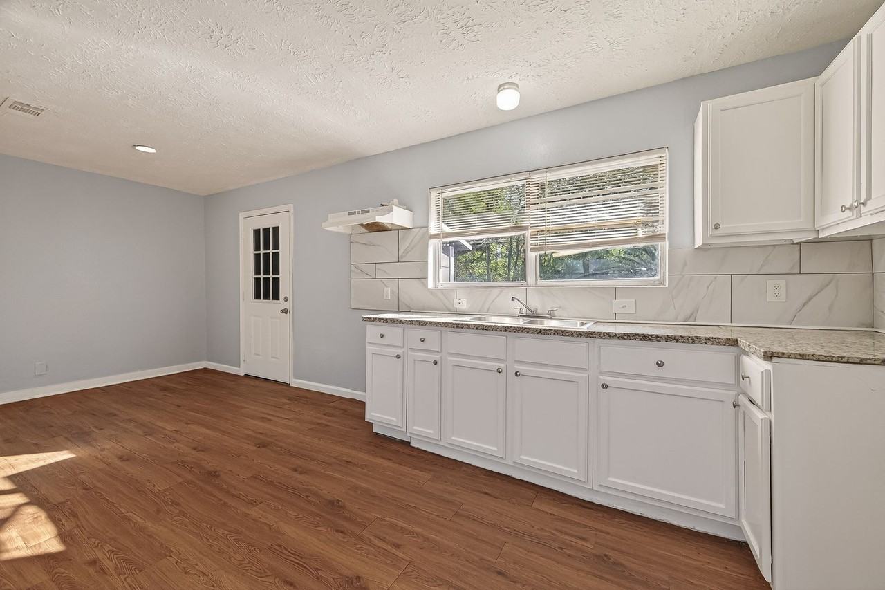 6058 Glenhurst Dr - Photo 4 of 24