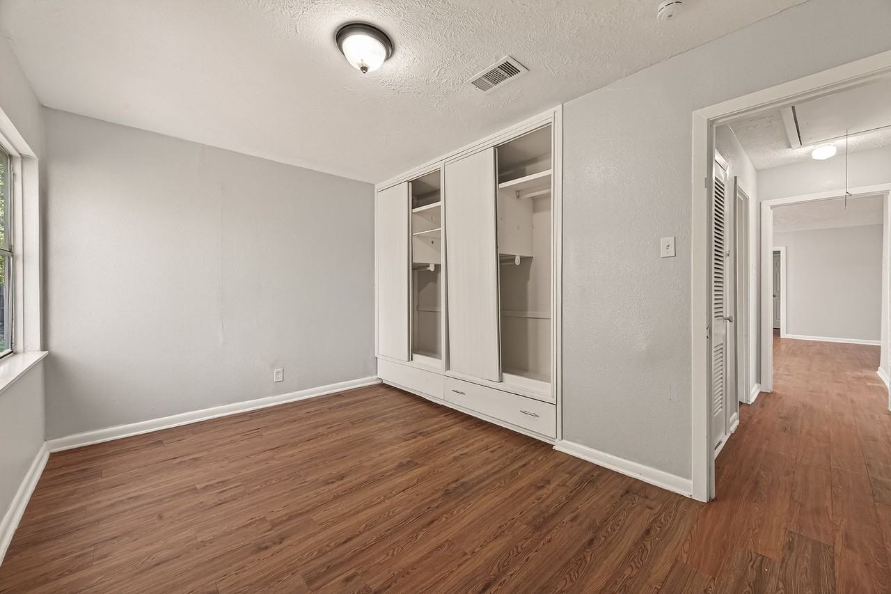 6058 Glenhurst Dr - Photo 7 of 24