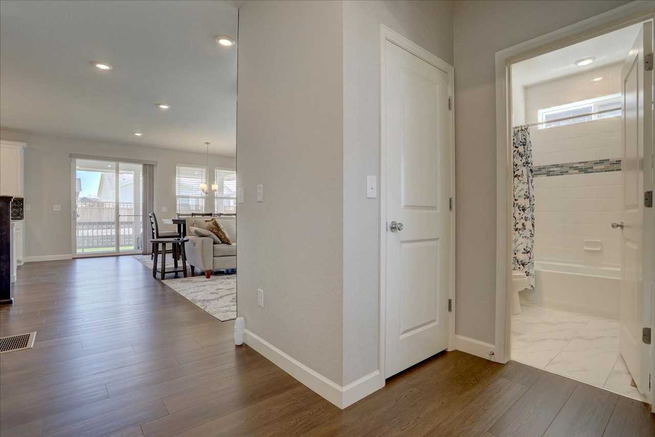 6172 North Liverpool Street - Photo 3 of 38