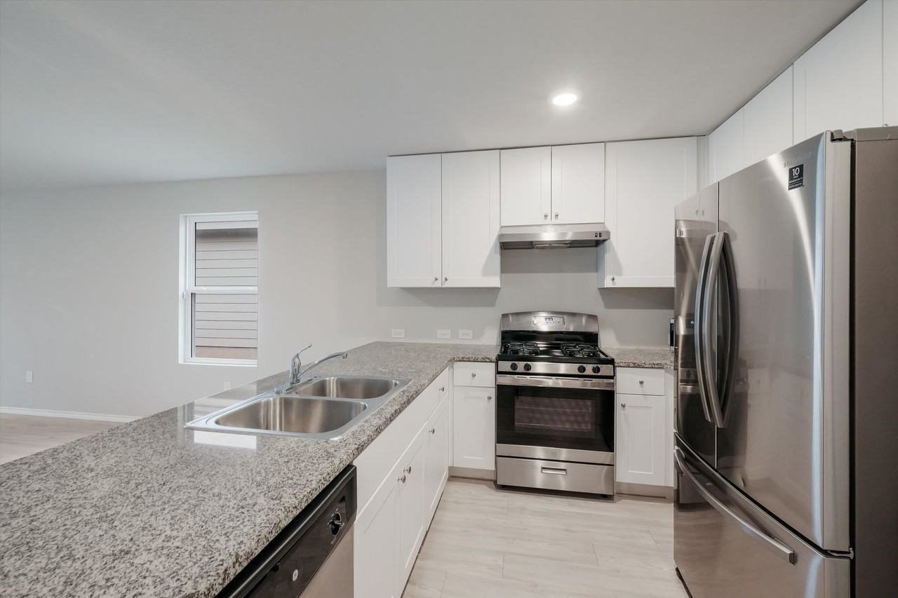 10218 Robbins Crk - Photo 6 of 30