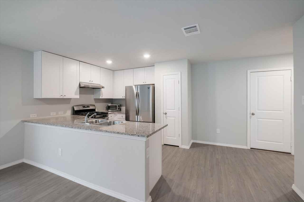 10218 Robbins Crk - Photo 7 of 30