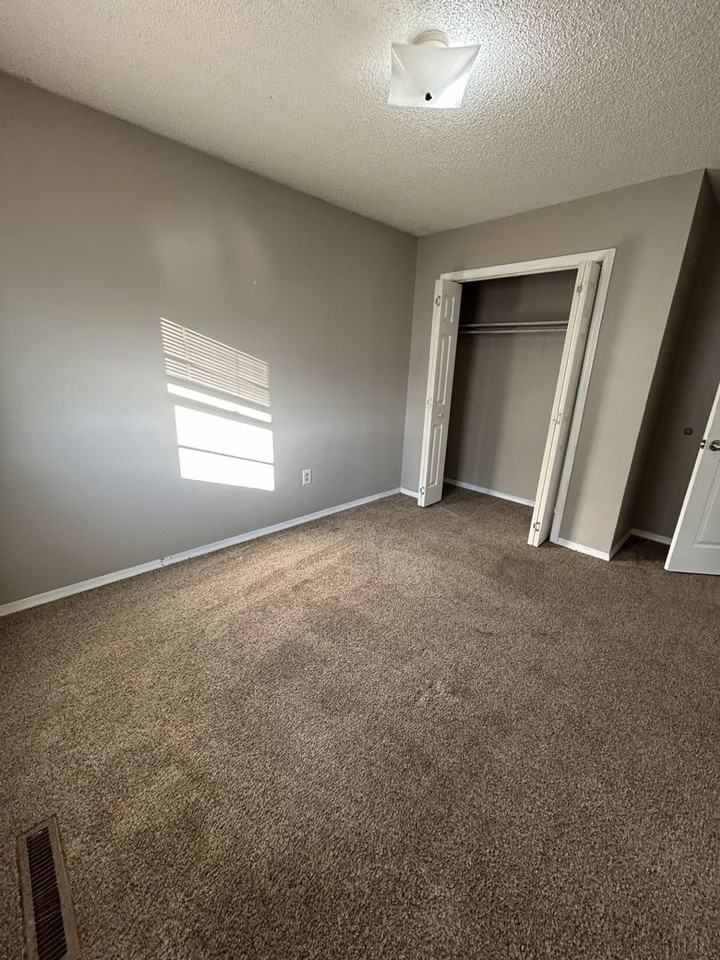 1012 S Rouse St - Photo 6 of 10