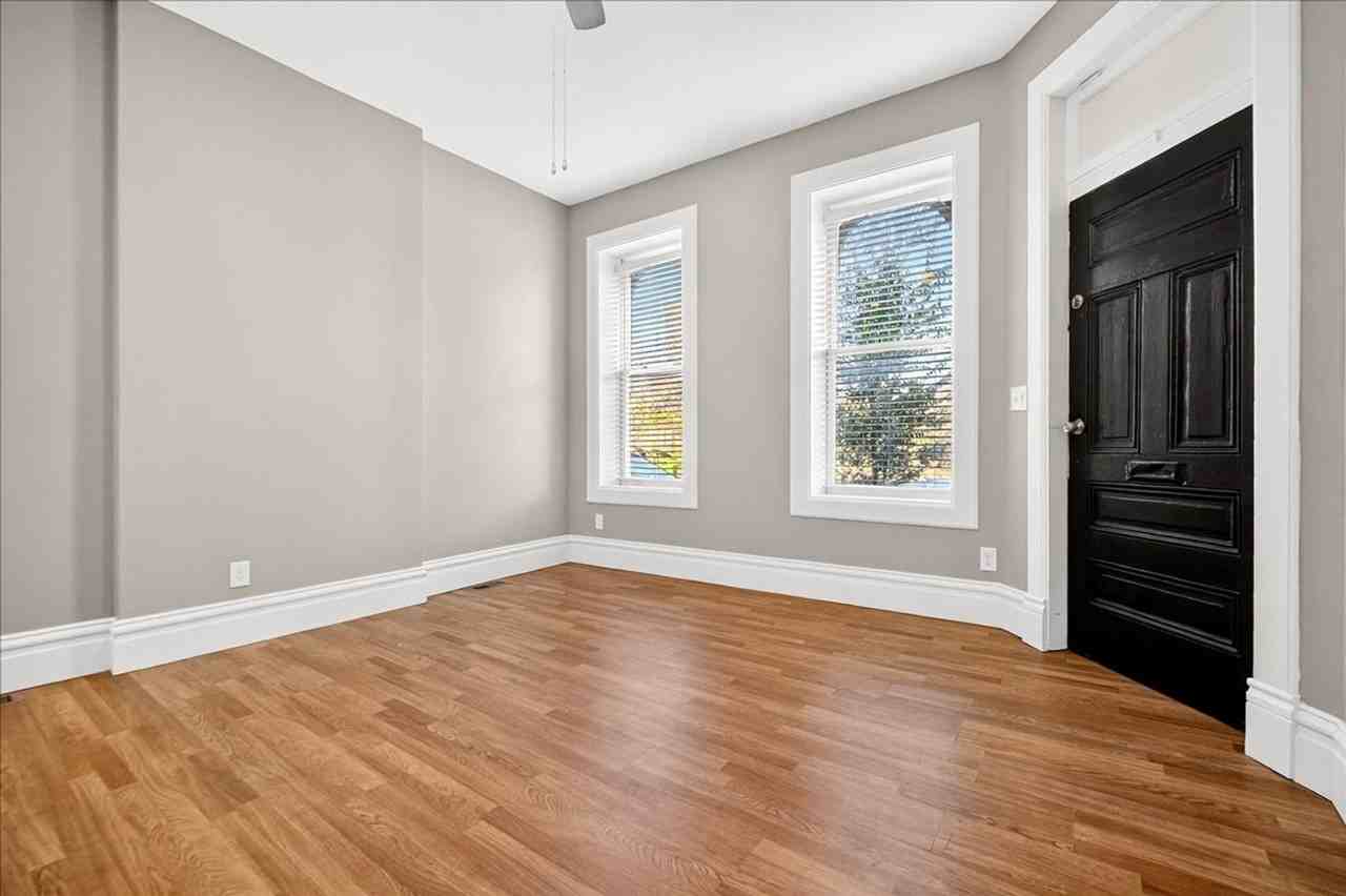 906 Barton St - Photo 6 of 26