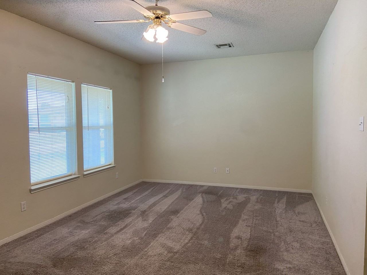 1703 Breezy Dr - Photo 2 of 6